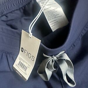 Women’s fig pants 2XL regular with tags never worn.